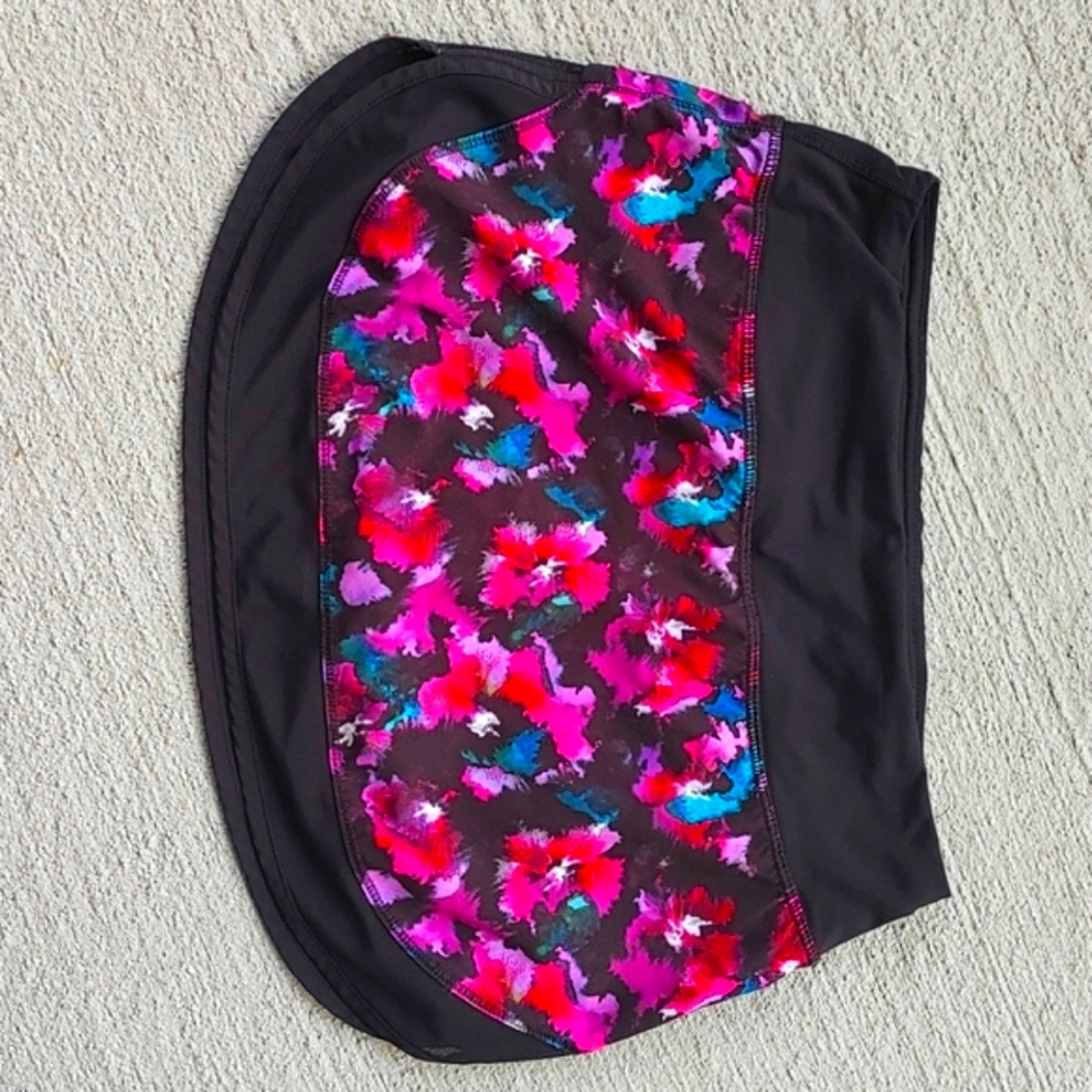 Lululemon run skirt size 2. Black, flower pattern.